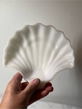 Vintage Milk Glass White Shell-Shaped Decorative Dish
Trinkets coins or soap